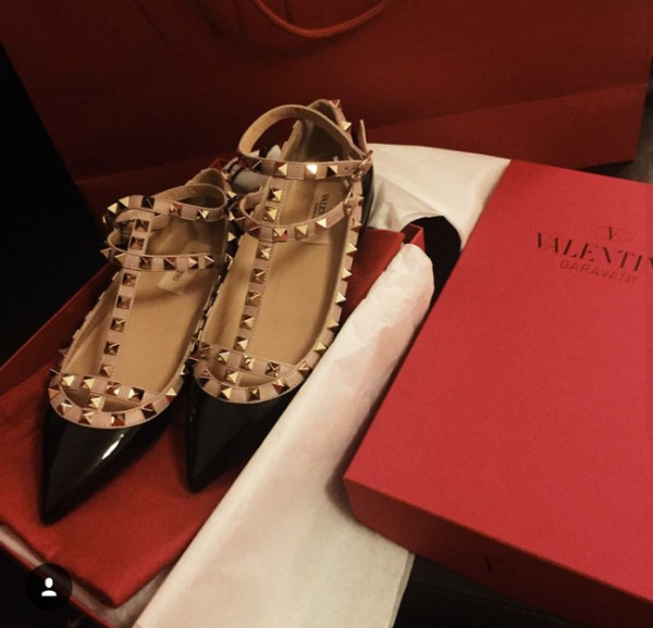Những chiếc vòng tay mang thương hiệu Hermes, Saint Laurent hay những đôi giày hiệu Valentino... luôn là những món đồ mà dường như bất cứ cô gái hiện đại nào cũng muốn sở hữu. Tất cả chúng thường được đem lên khoe trên Instagram của Hội con nhà giàu Việt Nam, thể hiện mức sống cực cao cùng sự "chịu chơi" của những tiểu thư quen sống trong nhung lụa.