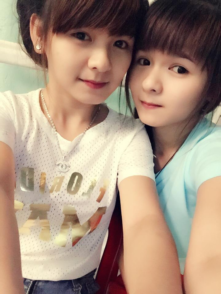 Thanh Hà (trái) và Thanh Lan là cặp song sinh 9X quê Đắk Nông gây nhiều tò mò với bạn bè ở địa phương và giới trẻ cả nước khi sở hữu ngoại hình, khuôn mặt gần như không có điểm khác biệt nào dù là nhỏ nhất.