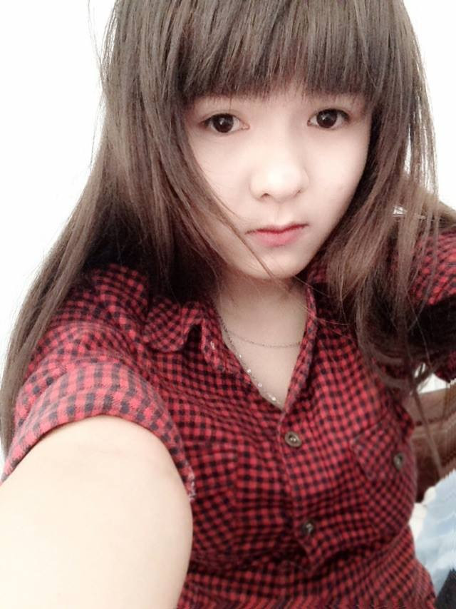 Trên trang cá nhân của Hà và Lan, những hình ảnh hai chị em đăng tải phần lớn là ảnh chụp chung của hai người. Bạn bè của hai chị em thỉnh thoảng vẫn thắc mắc vì không thể phân biệt được hai người. Một số người bạn còn thừa nhận họ luôn có cảm giác “hoang mang” khi xem ảnh chụp hai chị em Hà, Lan.