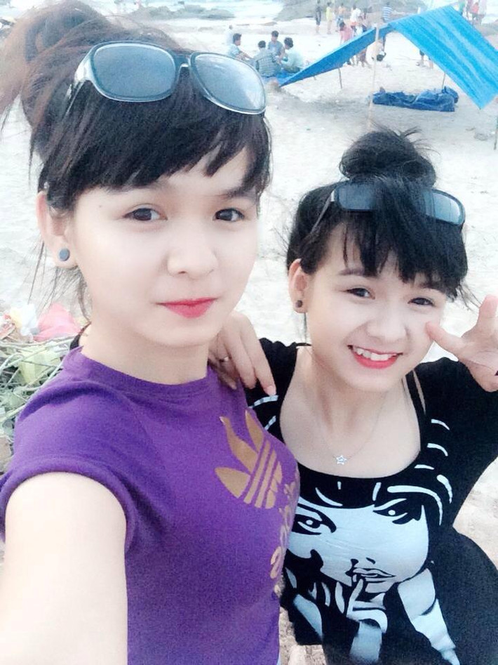 Cặp song sinh phố Núi cùng sở hữu nét đẹp trong sáng, da trắng bóc, đôi mắt to và nụ cười xinh như búp bê. Hai chị em sinh năm 1997, giống nhau như ai giọt nước và nếu như ai đó không quen biết từ trước, chắc chắn sẽ không thể phân biệt đâu là chị, đâu là em nếu như chỉ xem ảnh.
