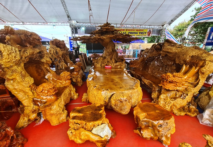 Bộ bàn ghế “tứ linh quần tụ” (gồm Long - Lân - Quy - Phụng) bày bán tại “hội chợ đồ gỗ và trang trí nội thất Hà Nội 2020”, được làm từ gỗ nu đinh hàng nghìn năm tuổi.