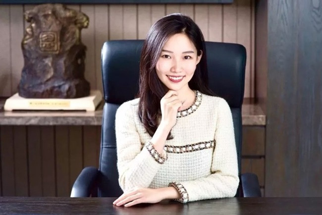 Cách đây không lâu, Trương Khang Dương đã đính hôn với Theresa Tse - một cô gái con gia đình giàu có, sinh ra ở Quảng Đông, Trung Quốc.