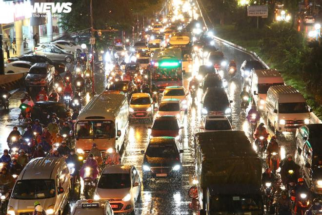 Đường Hoàng Quốc Việt (Cầu Giấy, Hà Nội) cũng tắc nghẽn ở phía gần nút giao Bưởi - Lạc Long Quân.