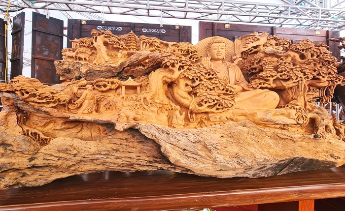 Trong số 300 gian hàng của hơn 100 doanh nghiệp, khách hàng khi đến hội chợ đồ gỗ và trang trí nội thất đặc biệt ấn tượng với gian hàng của anh Nguyễn Hợp Long, bởi tác phẩm “pho tượng hướng Phật”.