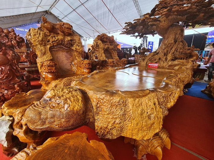 Theo người bán, bộ bàn ghế này có khối lượng gần 10 tấn, trưng bày trong diện tích khoảng 36m2, với 7 món đồ gồm: 1 bàn dài, 1 đoản, 2 ghế tựa, 1 bàn kẹp, 2 đôn.