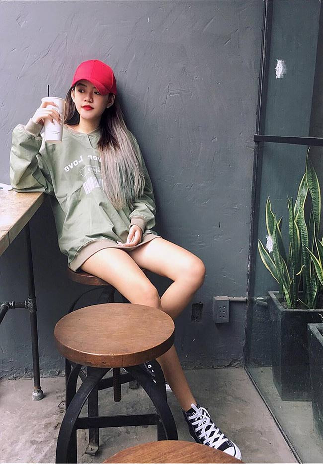 Chiều cao không quá nổi bật nhưng Thùy Trâm vẫn gây thiện cảm bởi gu thời trang trẻ trung, hiện đại.