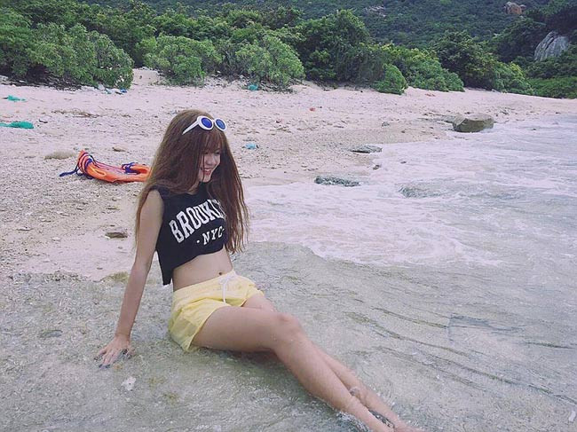 Cô nàng theo đuổi nhiều phong cách khác nhau, khi trẻ trung lúc lại dịu dàng, trong sáng.