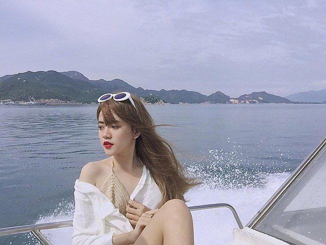 "Nếu lọt vào nhà chung, mình sẽ hỏi ý kiến mẹ rồi quyết định. Có thể, mình sẽ cố gắng hoàn thành kỳ thi tốt nghiệp rồi chờ năm sau thi sẽ thi đại học", Trâm chia sẻ.
