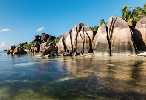 Bãi biển Anse Source d’Argent, đảo La Digue, Seychelles. Nổi tiếng là một trong những bãi biển cận xích đạo đẹp được chụp ảnh nhiều nhất trên thế giới, bãi biển Anse Source d’Argent trải dài dọc đảo La Digue, một trong 115 hòn đảo thuộc quần đảo Seychelles, quốc gia nằm giữa Ấn Độ Dương cách Đông Nam châu Phi 1.500km. Với dân số chỉ 2.000 người, hòn đảo La Digue vẫn còn rất nguyên sơ và là nơi sinh sống của nhiều loài động thực vật quý hiếm.