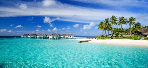 Thiên đường biển Maldives vốn đã nổi tiếng trên giới, nay ngày càng được nhiều du khách Việt Nam ưa chuộng. Mặc dù giá cả nơi đây được coi là khá đắt đỏ, nhưng điều tiện lợi nhất khi đến Maldives là bạn không cần phải xin visa. Khách du lịch chỉ cần xuất trình hộ chiếu, vé máy bay khứ hồi, giấy đặt phòng khách sạn, thẻ tín dụng hoặc tiền mặt khi đến sân bay. Với vị trí gần đường xích đạo, Maldives là một địa điểm lý tưởng để bạn nghỉ dưỡng một vài ngày tại một resort xanh tươi hoặc lặn biển ngắm các loài cá nhiệt đới.