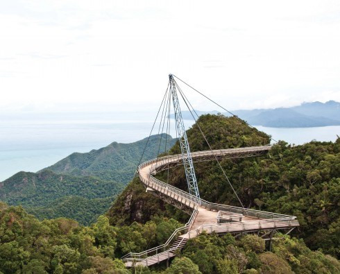 Các bãi biển thuộc đảo Langkawi, Malaysia. Quần đảo Langkawi với khoảng 100 đảo lớn nhỏ được coi là chốn nghỉ ngơi lý tưởng cho những khách du lịch muốn bỏ lại cuộc sống thường ngày tất bật. Du khách Việt Nam muốn đến Langkawi có thể bay đến Kuala Lumpur chơi vài ngày rồi từ đó bay đến Langkawi cách thủ đô khoảng hơn 1 giờ bay, hoặc bay từ Singapore qua.