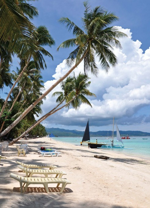 Với vị trí khá gần Việt Nam, bãi biển Trắng (White Beach) thuộc đảo Boracay của Philippines từng được bầu chọn là đảo đẹp nhất thế giới trên tạp chí du lịch Travel + Leisure năm 2012. Hòn đảo Boracay nổi tiếng là một địa điểm nghỉ dưỡng tuyệt vời đồng thời có cuộc sống về đêm sôi động thu hút rất nhiều du khách trẻ.