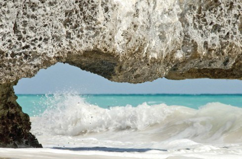 Tulum là một trong những thành phố cuối cùng do người Maya xây dựng và cư ngụ, từng trải qua thời kỳ thịnh vượng vào thế kỷ 13-15 trước khi người Tây Ban Nha đến chiếm đóng Mexico, nay đã trở thành một địa danh lịch sử với nhiều di tích kỳ thú. Bãi biển đẹp cát trắng óng ánh bạc thuộc địa danh lịch sử Tulum là điểm thu hút khách du lịch hàng đầu Mexico.