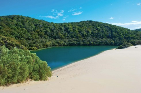 Đảo Fraser, Queensland, Úc. Nằm ở phía Đông Bắc thành phố Brisbane thuộc bang Queensland của Úc, hòn đảo Fraser được coi là hòn đảo cát lớn nhất thế giới (diện tích 1.840 mét vuông) với một bãi biển tuyệt đẹp trải dài hút tầm mắt. Ngoài nghỉ ngơi và tắm biển, du khách đến đây du lịch còn được khám phá hệ sinh thái vô cùng đa dạng vì hòn đảo Fraser xanh tươi đã được công nhận là di sản thế giới với những cánh rừng mưa nhiệt đới có những rặng cây cổ đại nghìn năm tuổi.