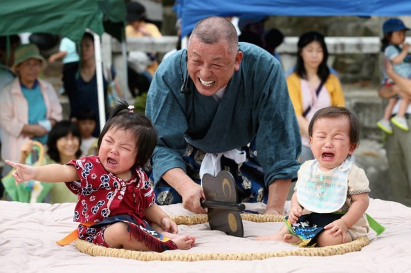 Nghi lễ đấu khóc Sumo tại đền Myogen Jinja ở Hofu, Yamaguchi năm 2014.