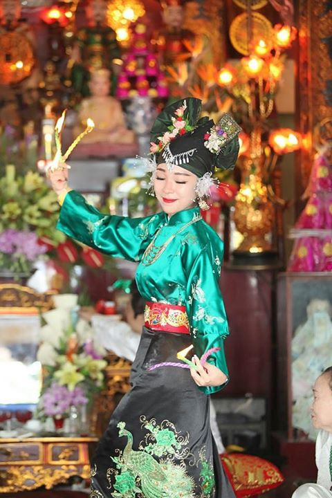 Gần đây, gương mặt cô đồng Hồng Hạnh xuất hiện nhiều trên một số trang tin, báo điện tử với nhan sắc, thần thái tuyệt đẹp được khen ngợi hết lời. Ngắm Hồng Hạnh lúc đang hầu đồng, có thể thấy nét trẻ trung pha trộn với sự đằm thắm, tạo nên một cảm nhận khác lạ, rất quyến rũ.