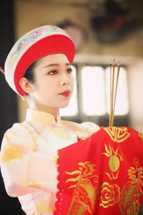 Tuy vậy, ít ai biết cô đồng xinh như hot girl Hồng Hạnh đã là bà mẹ một con. Xinh đẹp và dường như luôn giữ nụ cười trên môi nhưng Hồng Hạnh lại là một người phụ nữ không được hưởng hạnh phúc gia đình trọn vẹn.