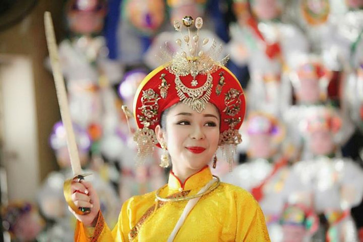Cô đồng Hồng Hạnh là một bà mẹ đơn thân. Hiện cô đang sinh sống với bố mẹ đẻ và cậu con trai 2 tuổi ở Hà Nội. Kết hôn sớm nhưng gặp nhiều trắc trở, hôn nhân đổ vỡ khiến Hồng Hạnh quyết định trở thành bà mẹ đơn thân, nuôi con một mình.
