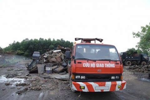 Hồi đầu mới làm nghề, nhà nào cũng chất đống sắt vụn đầy sân, ngoài vườn mặc cho hoen gỉ để chờ đủ chuyến mới gom lại mang đi tiêu thụ. Sau đó một số nhà có vốn đứng ra làm đại lý, thu mua lại của những người đi mua nhỏ lẻ rồi mua những món hàng to hơn, giá trị hơn.