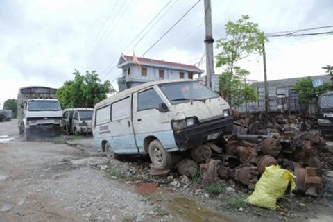 Từ năm 2000 trở lại đây, dân làng Thuyền không còn phải kẽo kẹt trên những chiếc xe đạp cũ kĩ đi về các tỉnh để mua phế liệu mà đã thành lập hẳn những công ty riêng của gia đình, thuê nhân công làm việc. Nhiều công ty đã kí kết những hợp đồng kinh tế trị giá vài chục tỷ đồng, quá nửa số hộ trong làng đã xây dựng nhà cao tầng, nhiều hộ đã sắm ô tô riêng loại "xịn". Ảnh: Hàng trăm ô tô đã đến tuổi "nghỉ hưu", có đủ các thương hiệu như Camry, Hyundai, Mercedes, Toyota, Honda, Mazda và các loại tàu thủy, máy xúc, máy ủi... nằm chềnh ềnh trên bãi. Mỗi chiếc ô tô như vậy có giá vài triệu đến vài chục triệu đồng tùy theo tình trạng của xe.