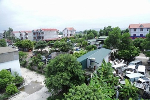 Hai năm trước, tại kho Đầm tỉnh Hải Dương, thanh lý một lô hàng ô tô cũ rất lớn với tổng trị giá gần 100 tỷ đồng. Nhận thấy lợi nhuận cao nên mấy hộ trong thôn Thuyền đã liên kết chung vốn để đấu thầu. Lượng xe ô tô lớn dồn về thôn khiến cho thôn trở thành một "nghĩa địa ô tô cũ".