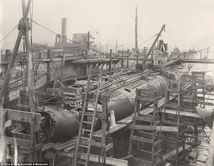 Con tàu U-Boat 110 đã trúng phải đợt tấn công ngầm và buộc phải nổi lên mặt nước để sơ tán thủy thủ trước khi chìm xuống biển Bắc.