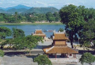 Nghênh Lương Đình và Phu Văn Lâu ở bến sông Hương, Huế.