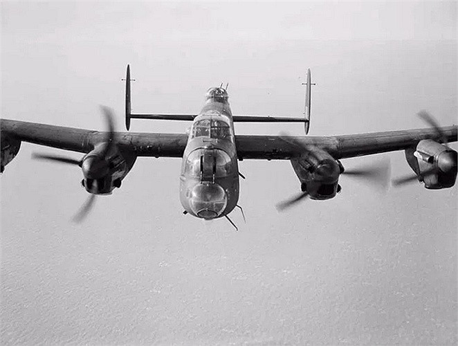 Phi công Nicholas Alkemade đã sống sót thần kỳ khi chiếc máy bay ném bom RAF Avro Lancaster mà ông điều khiển mất lại ở độ cao 18.000 feet (5.500m) và ông chỉ bị gãy chân sau khi chạm đất.