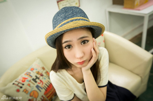 Tuy nhiên, sau khi tìm hiểu, dân mạng Trung Quốc phát hiện ngoài thời gian dạy học, Chu Thiến Nhã còn có nghề tay trái là người mẫu. Loạt ảnh nhạy cảm được lan truyền trên mạng được cô giải thích là do cô buộc phải chấp nhận tạo hình, ý tưởng của bộ phận stylist. Sau khi hoàn thành công việc cô luôn cố gắng giữ hình ảnh một cô giáo gương mẫu.