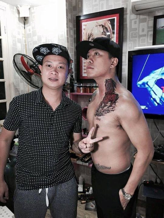 Tuấn Hưng: Giọng ca Nắm lấy tay anh đã xăm hình con ngựa ngay cổ bên trái. Theo chia sẻ của Tuấn Hưng: "Tôi lấy được một cô vợ tuổi Ngọ và sinh được một cậu con trai kháu khỉnh đáng yêu cũng trong năm Ngọ".