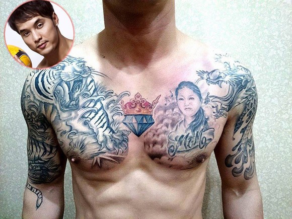 Ưng Hoàng Phúc xăm hình mẹ lên ngực trái cùng dòng chữ "Mom" để thể hiện tình yêu dành cho người đã sinh ra mình. Viên kim cương ngay chính giữa là biểu tượng cho tên bạn gái anh hiện tại - người mẫu Kim Cương. Ngoài ra, cựu thành viên nhóm 1088 còn có tên viết tắt sau cổ và hình Long- Hổ hai bên tay.