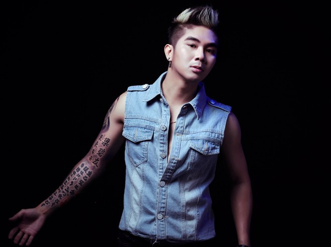 Khánh Đơn: Sau màn cầu hôn ấn tượng trên sân khấu Zing Music Awards cuối năm 2014, cựu thành viên nhóm nhạc Huyền thoại tiếp tục thể hiện tình cảm sâu sắc với bạn gái bằng hình xăm trên cánh tay phải. Đây là những dòng chữ tiếng Hoa, trong đó có tên Lương Bích Hữu.
