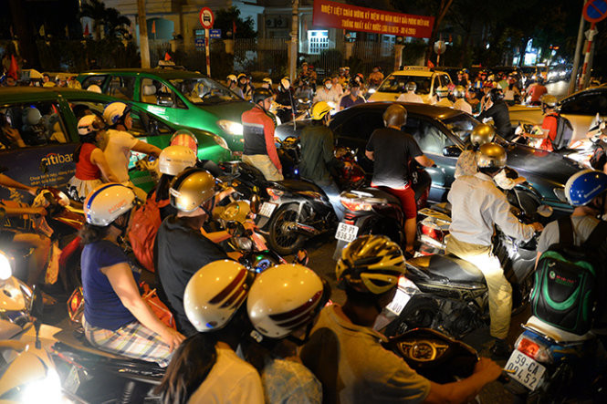 Cùng ngày, ông Nguyễn Thành Chung, giám đốc Sở Giao thông vận tải TP.HCM, cho biết trong ngày đầu cấm xe nhiều tuyến đường trung tâm TP, sở đã điều động hầu hết các cán bộ, chuyên viên túc trực tại các tuyến đường để kịp thời điều chỉnh phân luồng giao thông, đồng thời rút kinh nghiệm trong 2 ngày cấm đường tiếp theo (ngày 26 và 30/4).