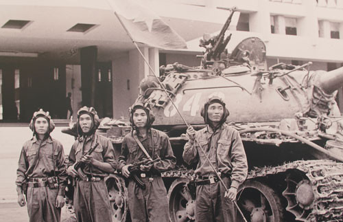 Những người chiến thắng trước thềm Dinh Thống nhất vào giây phút lịch sử, giải phóng Sài Gòn.