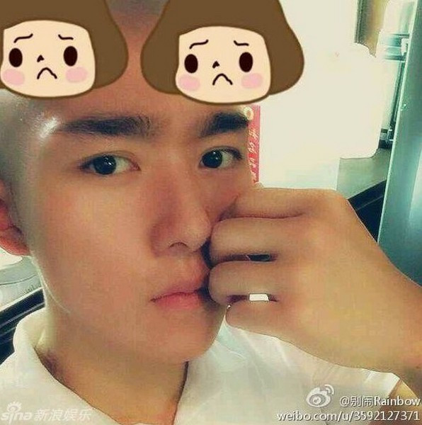 Anh khoe những bức ảnh mái đầu bị cạo và dí dỏm cho rằng "trông vẫn đẹp trai"... phong cách sống vui vẻ và những kỷ niệm đẹp mà Vân Long tạo ra giờ giống như những nhát dao cứa vào lòng những người yêu quý anh.