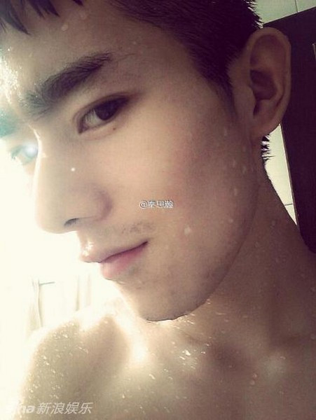Thông tin hot boy cảnh sát qua đời khiến dân mạng Trung Quốc sửng sốt. Từ hai ngày nay, hàng trăm nghìn người đã gửi vô số tin nhắn, lời tiễn biệt đến trang cá nhân của Vân Long, mong anh thanh thản bước sang thế giới bên kia.