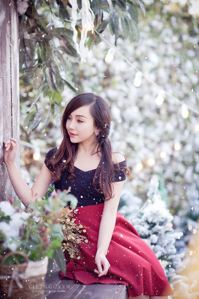 Hiện tại Huệ Linh còn kinh doanh thêm cả thực phẩm chức năng và mỹ phẩm làm đẹp cho chị em phụ nữ. Nguồn hàng uy tín, chất lượng, dịch vụ tốt cộng thêm cô chủ xinh như hoa khiến shop online của Huệ Linh thu hút được rất nhiều bạn trẻ.