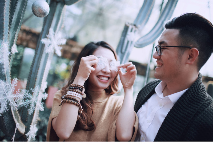 Nhiếp ảnh gia Hải Lê Cao – tác giả của bộ ảnh cưới độc đáo trên cho biết: “Ngay từ ban đầu khi biết được mong muốn của cô dâu chú rể là có một bộ ảnh cưới mang đậm không khí Noel, tôi đã nung nấu ý tưởng thực hiện một điều gì đó đặc biệt".