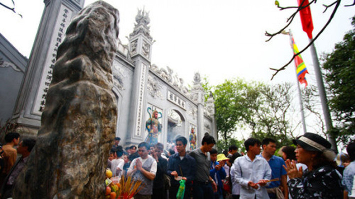 Truyền thuyết về cột đá thề: Tương truyền, Thục Phán An Dương Vương khi được vua Hùng thứ 18 truyền ngôi đã thề nguyện muôn đời bảo vệ non sông gấm vóc mà vua Hùng trao lại và đời đời hương khói thờ tự vua Hùng.