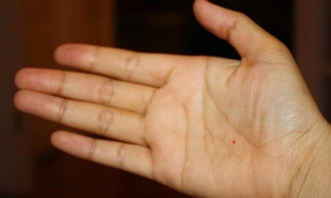 Nói như vậy là vì nốt ruồi ở đây thể hiện năng lực cá nhân của người đó rất tốt, có thể dựa vào tài năng của bản thân cùng sự cần cù, chăm chỉ để kiếm tiền cho mình mà không phải dựa dẫm vào bất cứ ai.
