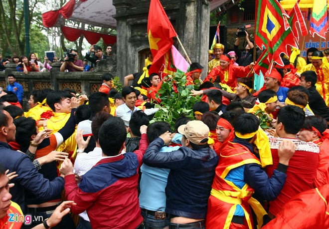 Tại đền Thượng ngay sau đó, đoàn rước kiệu trầu cau cũng bị hàng chục thanh niên lao vào cướp.