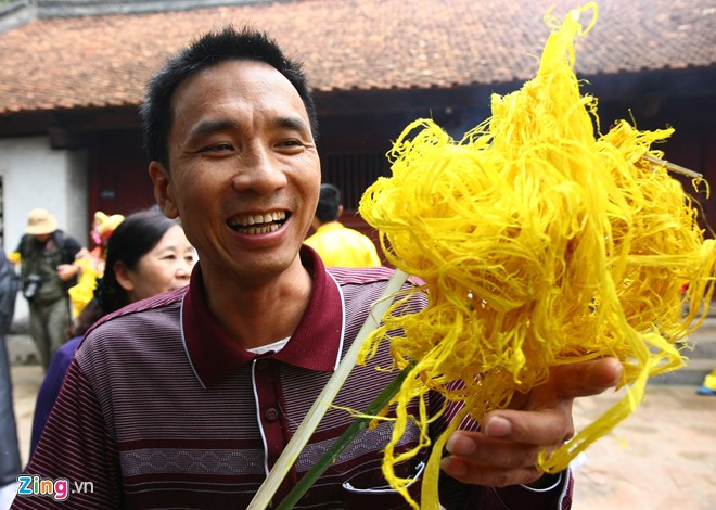 Anh Tuấn, một thanh niên sống ở thị trấn Sóc Sơn hồ hởi khi vừa cướp được hoa tre.
