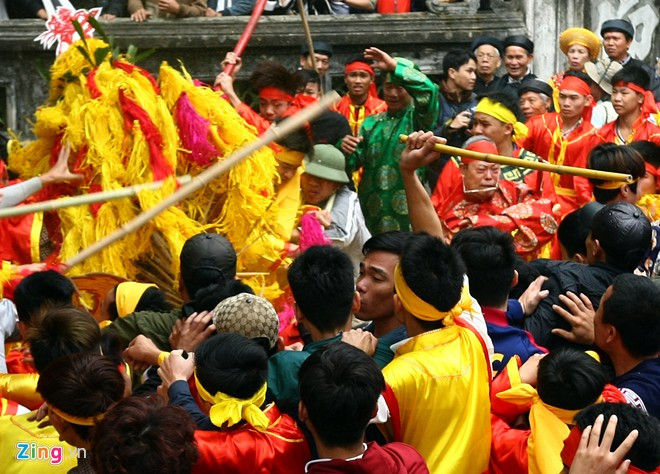 Nhiều người cầm cả gậy để vụt tới tấp vào đội bảo vệ kiệu. Một cụ ông bị xô rơi cả cặp kính đang đeo.