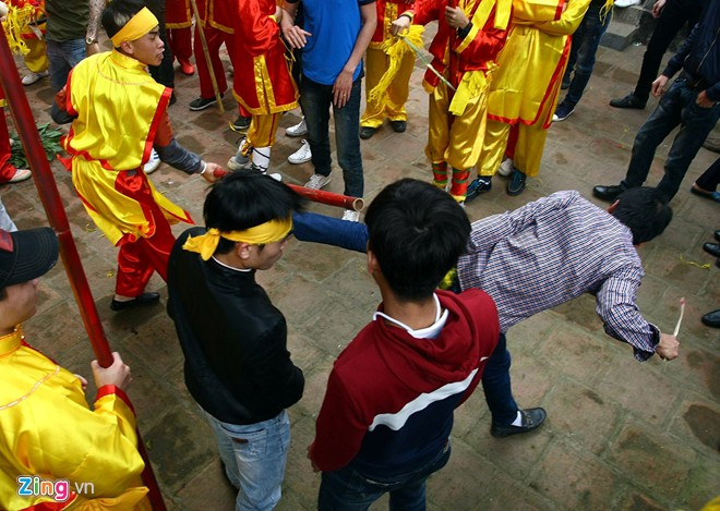 Một pha dùng chân đối phó với gậy. Tuy nhiên, anh chàng áo kẻ này sau đó bị đòn đau.