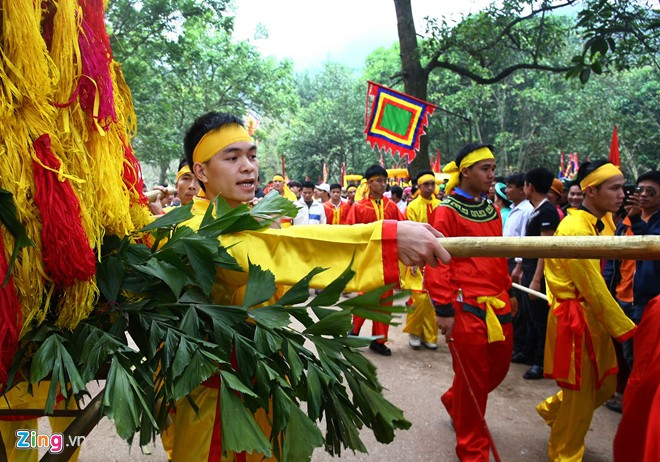 Nghi thức chính tại lễ hội là rước kiệu hoa tre (được kết từ hàng trăm hoa tre bằng cách cắm vào thân một cây chuối cao làm trụ). Đây là một vật mang tính biểu trưng, tượng trưng cho cây gậy tre của Thánh Gióng đánh giặc khi xưa.