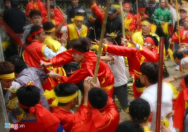Những người khênh và bảo vệ kiệu không còn cách nào khác cũng phải đuổi theo đánh trả những thanh niên thiếu văn hóa.