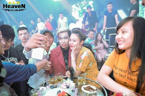 Không ít người còn xin chụp hình làm kỷ niệm với anh chàng tai tiếng này.