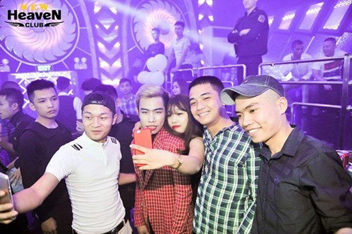 Gần đây, Tùng Sơn cho biết anh sẽ ra bắc để cống hiến nghệ thuật và biểu diễn tại những hội chợ ở Thái Nguyên, Hải Dương và Hà Nội. Anh chàng này còn chẳng ngần ngại lấy nghệ danh là "Công chúa Thủy Tề", xuất hiện trên hàng loạt poster quảng cáo rầm rộ khiến không ít dân mạng ngạc nhiên.
