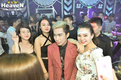 Không rõ cát xê cho Tùng Sơn là bao nhiêu nhưng một vài người có mặt tại các quán bar cho rằng, anh nhận được khoảng 800.000 cho đến 1 triệu cho một đêm diễn tại đây. Tuy nhiên, một số người lại ái ngại với một người không có tài năng, chỉ biết lấy trò lố để nổi tiếng như anh thì có lẽ anh chỉ là con bài thu hút sự chú ý.