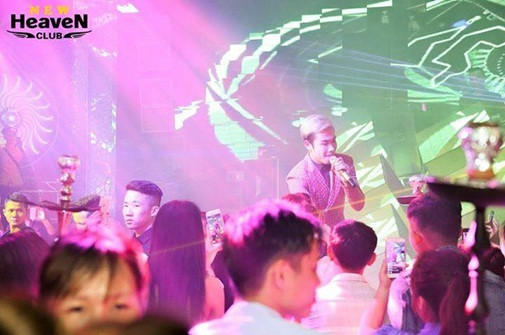 Theo đó, gần đây thảm họa mạng Tùng Sơn đã gia nhập một ban nhạc không chuyên có tên Sky Band và theo chân những chàng trai này đi diễn ở khắp các quán bar từ Nam ra Bắc.